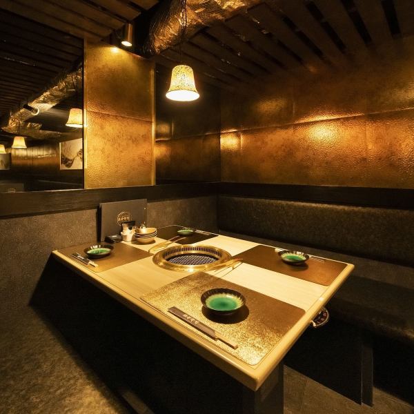 We have a semi-private room that can accommodate up to seven people.The semi-private sunken kotatsu rooms are extremely comfortable! Perfect for small drinking parties.