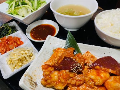 B. ホルモン定食