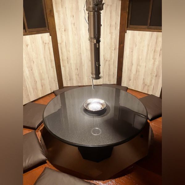 【特別なひとときをお楽しみください】完全個室&円卓のお席もご用意!掘りごたつでゆったりと過ごしながら、美味しいお肉を楽しめます♪最大6名様まで入れるので、大切な人たちとの集まりにぴったり!さらに、飲み放題もあるので、楽しい時間がより一層盛り上がること間違いなしです◎ ※写真はイメージです