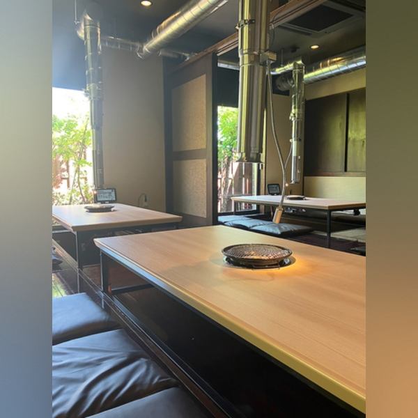 【至福の味わいとゆったりとくつろぎを】掘りごたつやソファー席があるお店で、ゆったりとした空間で炭火焼肉を楽しめます♪ご家族やご友人など大切な人たちとの集まりはもちろん、大人数での宴会も可能です!心地よい空間で心もお腹も満たされる最高のひとときをお過ごしください♪ ※写真はイメージです