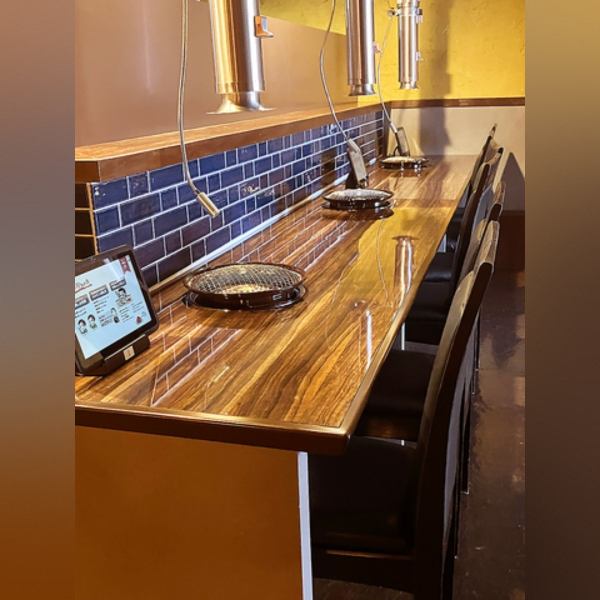 【心地よい空間で美味しい時間を】家族や友人との食事に最適!全席炭火焼肉対応で、香ばしいお肉の香りとジューシーな味わいが楽しめます★カウンター席もあり、1名~の利用にもおすすめ◎お席の種類も豊富にご用意があり、少人数から大人数まで対応できるので、さまざまなシーンで利用可能です♪ ※写真はイメージです