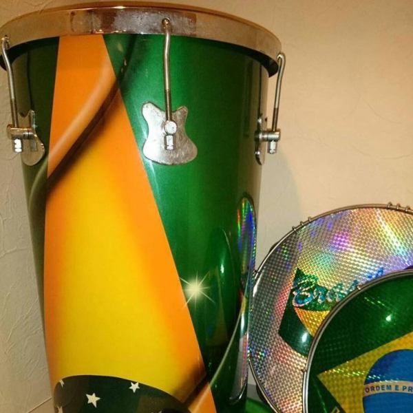ブラジルの楽器カバキーニョ・タンタン・パンデイロが店内に飾ってあります！お気軽に手に取ってお試しください♪