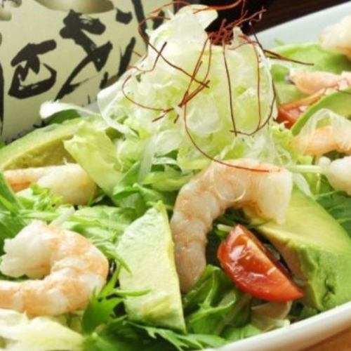 女子にも大人気！とろとろアボカドとプリプリ海老が美味い「海老とアボカドのサラダ」