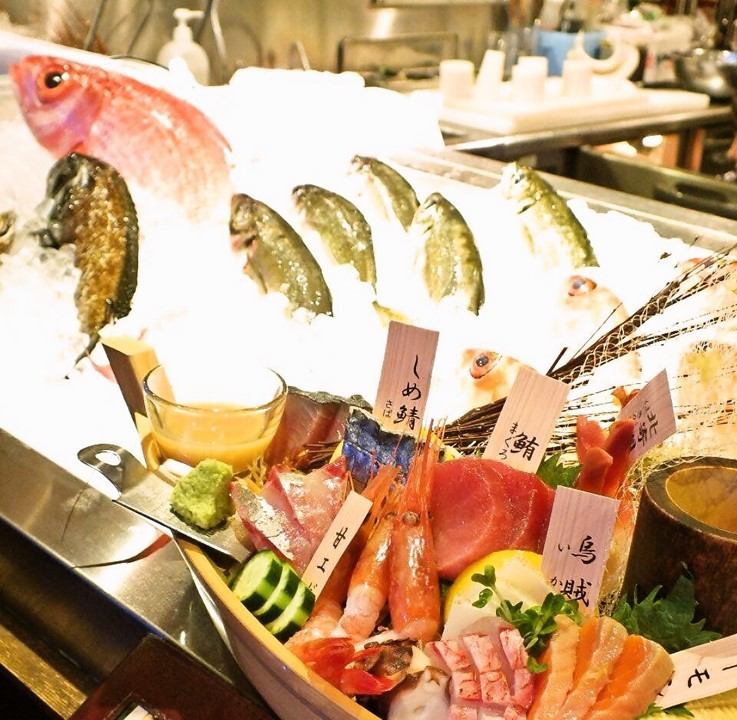 在商店內的大型水族館中，還可以直接送到大陸的鮮魚以及本季的魚！
