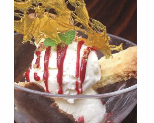 Creamy cheese ice cream, raspberry sauce/Ibaraki sweet potato Beniharuka baked cheesecake
