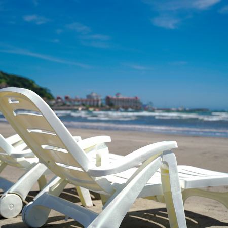 ビーチベッドで海を見ながら日光浴が最高