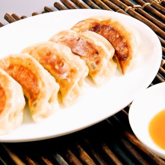 Homemade dumplings (5) / Homemade Sichuan-style dumplings (5) / Homemade dumplings (3)