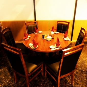 圆桌可容纳6人〜♪我想在圆桌旁吃正宗的中国菜♪
