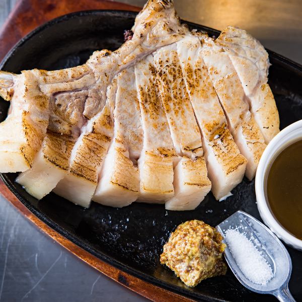 目の前に広がる大きな鉄板が特徴。 料理人の鮮やかな手さばきや、目の前で焼き上がるお肉やお好み焼きを間近で見ることができ、まるでパフォーマンスを見ているかのようなライブ感を楽しめます!