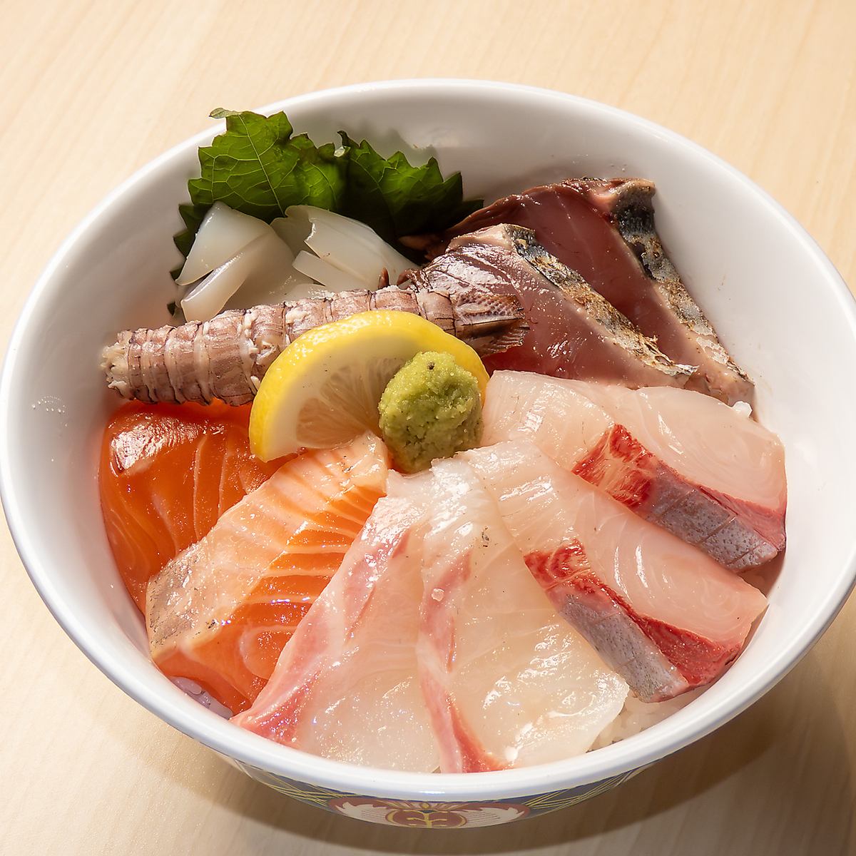 Enjoy fresh seafood delivered directly from the source, including seasonal Spanish mackerel, at our "Seafood Buffet"!