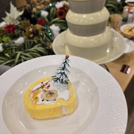 【包含圣诞水果卷蛋糕!】圣诞甜点自助餐供应至12月26日,价格为2300日元。