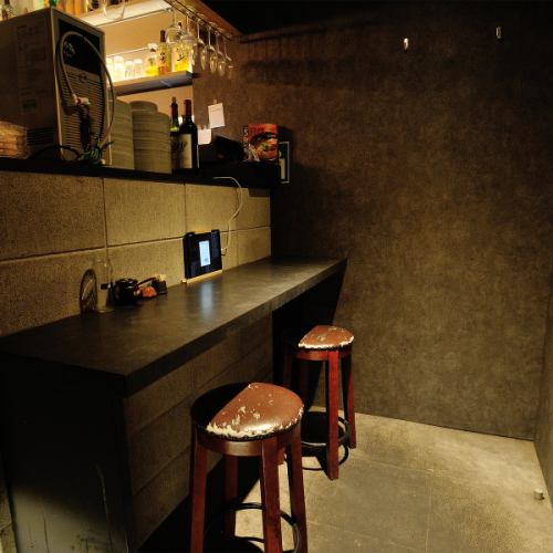 <p>≪カウンターのお席を完備！≫当店のカウンター席は2席ご用意！お一人での食事やデートにもぴったりなお席です。料理・お飲み物ともにゆっくりと堪能していただけ、落ち着いた雰囲気の中で心地よい時間をお過ごしいただけます。おひとり様のリラックスタイムや、大切な方との特別なひとときにいかがでしょうか♪</p>