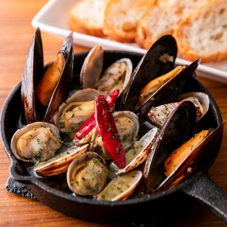 Ajillo of clams and mussels