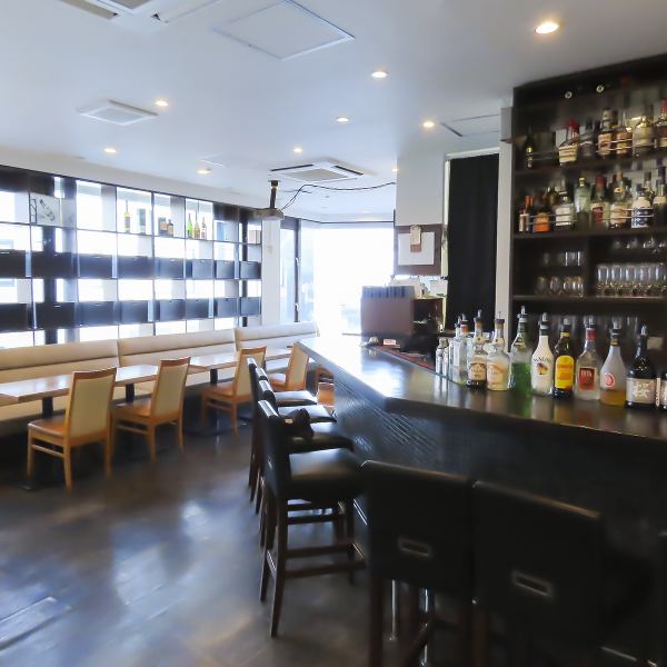 It's about a 3-minute walk from Totsuka Station. Even though it's close to the station, once you step inside you'll find a sophisticated and stylish space with a wood-like design.We welcome small drinking parties of 2-4 people, as well as private parties! We can accommodate up to 18-27 people.Fully equipped with a projector, microphones, DJ booth, etc.♪ It's a spacious venue with no partitions on one floor.