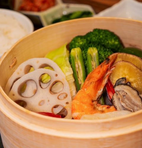 Steamed seasonal vegetables and seafood set meal