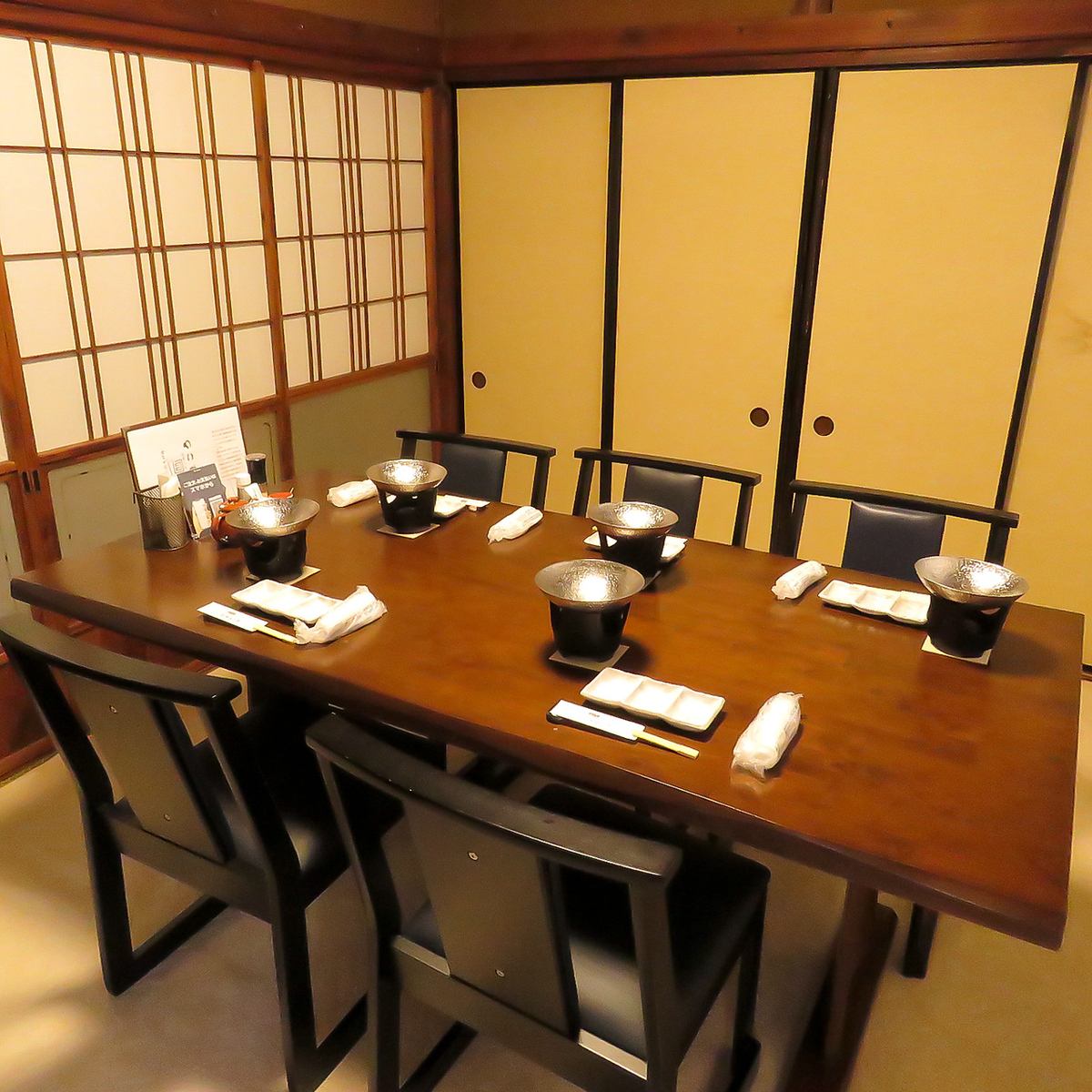 Enjoy a relaxing and calm time in a private tatami room.Private rooms are available for up to 6 people.