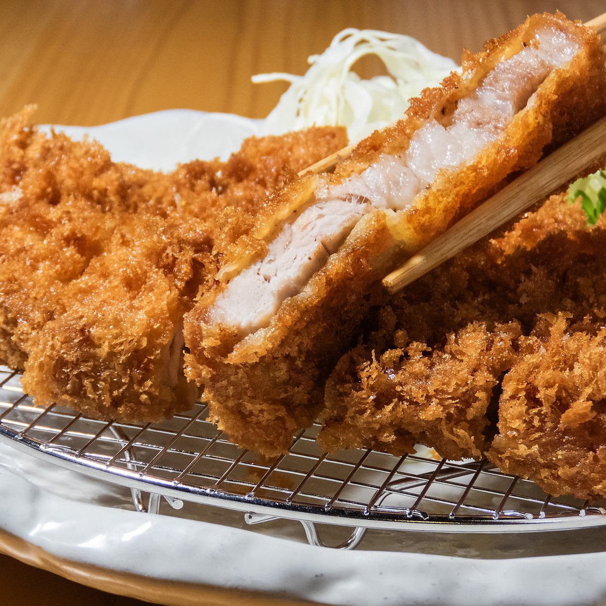奥浜名湖放牧竜神豚を使用した格別な味わいのサクサクとんかつ！