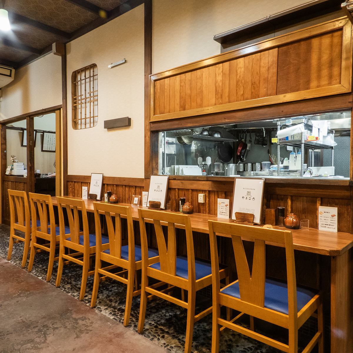 木のぬくもりある店内。カウンター・テーブル・個室をご用意♪