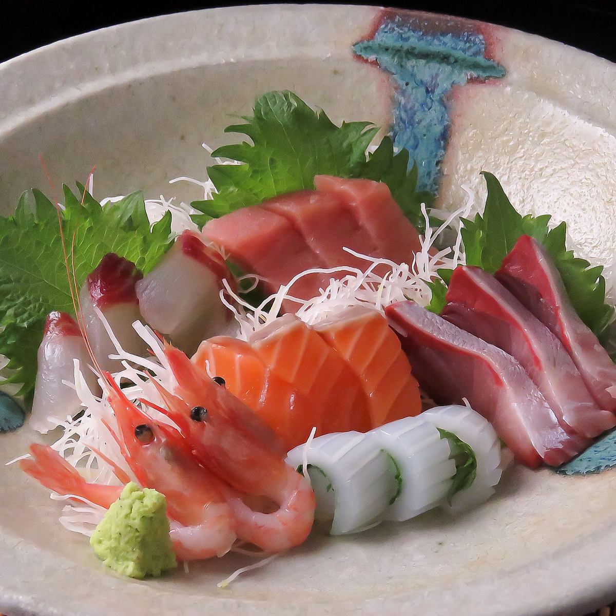 実はお刺身にもこだわりあり♪新鮮な旬の魚を使った逸品です
