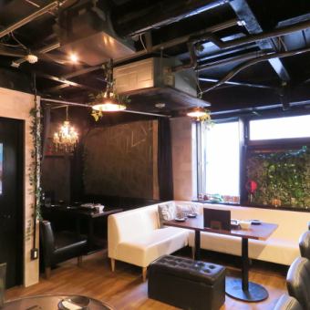 Spacious sofa seats in a semi-private room♪Available for 6 to 10 people◎