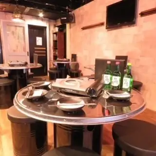 【ゆったり寛げるソファ席♪】DJブースやプロジェクターも完備◎貸切パーティーや会社宴会など各種イベントに対応しています！ケーキの持ち込みも可能なので誕生日のお祝いにも♪