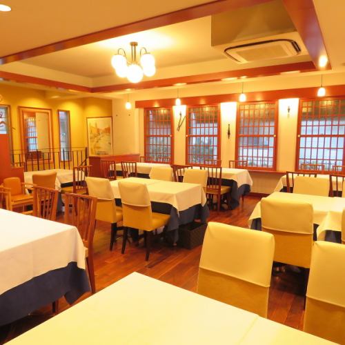 <p>当店には2階席もございます！1階、2階合わせて60席程度お席がございますので女子会から大規模宴会まで人数に応じてお席をご用意出来ます♪2階のフロアは最大32名、立食なら50名までの貸切が可能なため、結婚式の二次会などパーティーにもおすすめです！</p>