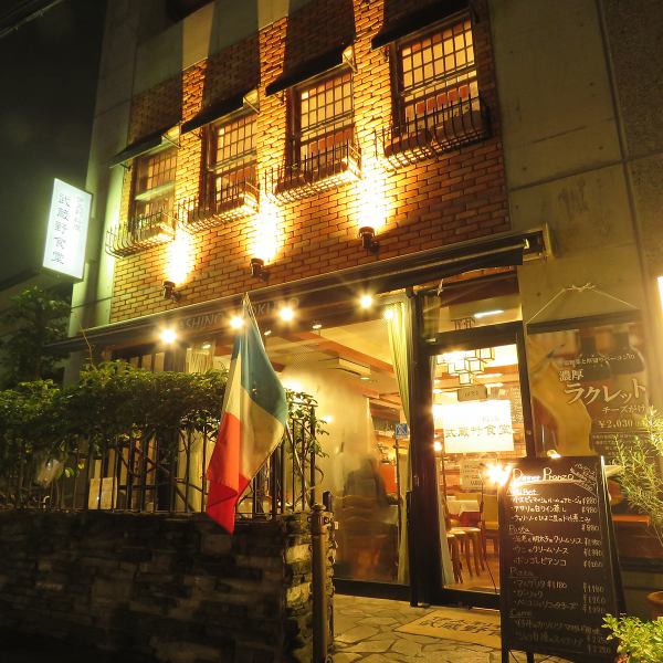 田無駅北口から徒歩2分☆「武蔵野食堂」は静かな小道に面したオシャレなお店です。旬の味覚を味わえる「旬のオススメコース（3780円）」や「パスタコース（2680円）」、飲み放題付きパーティプランもご用意しておりますので、女子会や忘年会など様々なシーンでご利用いただけます。