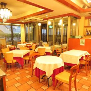 2名様までOKの1階テーブル席。