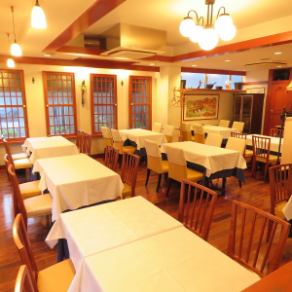 4名様までOKの2階テーブル席。