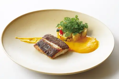 【7、8月】北海道産スズキのソテー　夏野菜とクスクスの温かいサラダ　かぼちゃのソース