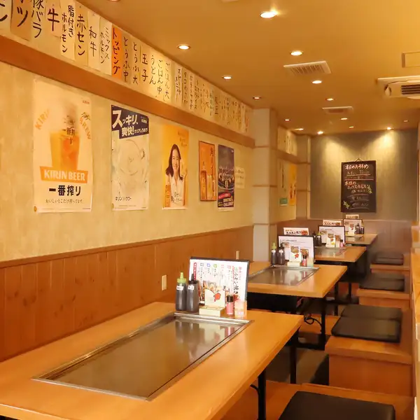 会社仲間の歓送迎会や二次会などの各種宴会、ご家族でのディナーにも最適な広々とした空間です。仕切りがないオープンなフロアだからこそ、大人数の飲み会でもグループ全員で一体感を持って盛り上がれます◎小さなお子様連れも大歓迎！みんなで熱々の鉄板を囲み、賑やかに美味しく食べて絆を深める最高の時間をどうぞ♪