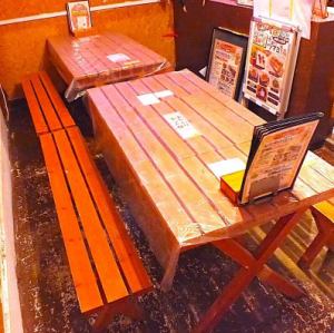 【悠閒的桌席◎】桌席散發著木材的溫暖，營造出平靜的氛圍。這裡有足夠的空間讓您與朋友和家人一起放鬆，並且可以暢談。一邊享用美味佳餚，一邊享受特別的時刻。