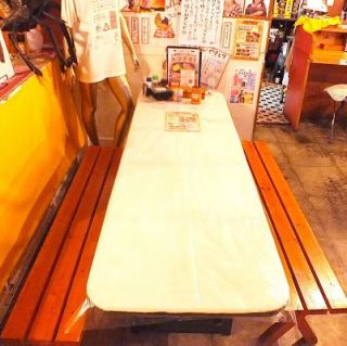 【集いの場にぴったり！】こちらのテーブル席は、友人や家族との集まりに最適です。広々としたスペースで、みんなでワイワイ楽しむことができます。美味しいやきとんや串焼きと共に、賑やかなひとときを過ごしていただける環境を整えています。