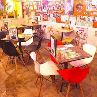 こちらのテーブル席は、カジュアルな雰囲気が魅力です。色とりどりの椅子が並び、楽しい気分を盛り上げます。少人数の集まりなど、リラックスしながら美味しい料理を楽しむのに最適な空間です。