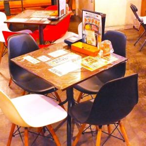 這張四人桌非常適合與朋友或家人一起享受歡樂時光。您與鄰居之間的距離很舒適，讓您可以放鬆並享受美味的食物。這是一個進行有趣對話的好空間！