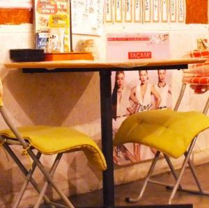 【隱私性極佳】雙人桌椅的設計，營造出極佳的隱私。無論是想獨自一人，還是想與特別的人一起度過安靜時光，這裡都是一個絕佳的空間，您可以在這裡一邊品嚐溫馨的美食，一邊度過一段特別的時光。