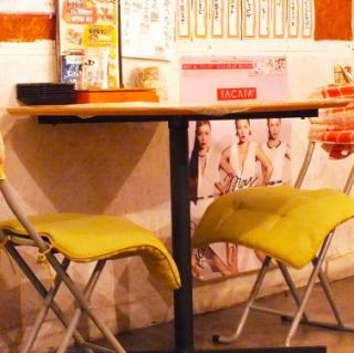 【プライベートに◎】2人がけテーブル席は、プライベート感を大切にした作りになっています。お一人様のご利用から大切な人と静かに過ごしたい方にぴったりのスペースで、心温まる料理と共に、特別な時間を楽しめます。