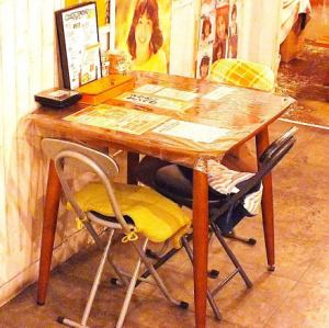 【約會最佳】2人桌座位，適合約會用餐。這裡氛圍輕鬆，您可以享用美味的食物並進行溫馨的交談！