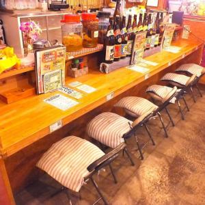 在吧台座位，您可以一邊聆聽食物的香氣和聲音，一邊享受真正身臨其境的用餐體驗。廚師的技藝在你眼前展現，就像一場表演。發現酒和食物的完美搭配是櫃檯用餐的樂趣之一。