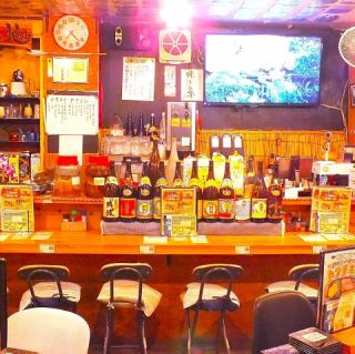 【出会いと交流◎】カウンター席では、他のお客様との出会いや交流が生まれることがよくあります。常連さんとの会話や新しい友達との出会いが、より楽しい夜を演出。心温まる雰囲気の中で、素敵なひとときをお過ごしください。
