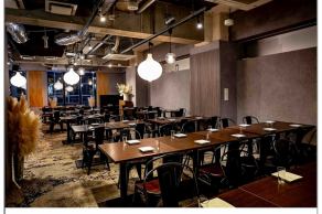 メインフロアは広々着席90席。パテーションで区切ることも出来ます。立食なら100名程度収容可能♪