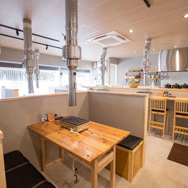 駅から徒歩3分の好立地！落ち着いた雰囲気の店内は、デートや記念日はもちろん、女子会や普段使いにも◎カウンター席と仕切られたソファー席で、利用シーンに合わせたお席をご用意♪美味しい焼肉を、居心地のよい空間でゆったりと楽しめます！