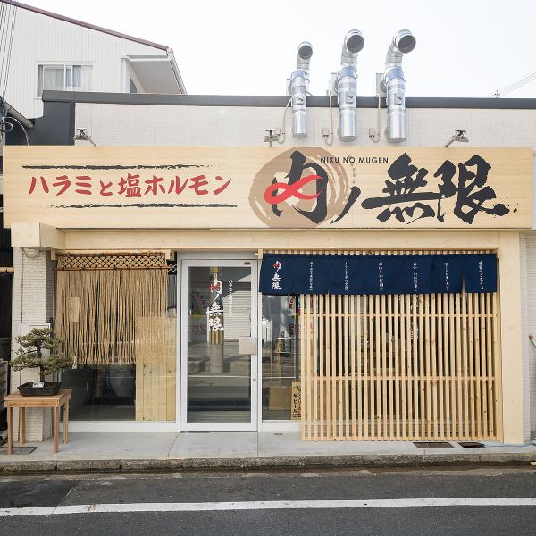 全5席のカウンターは、目の前で焼かれるお肉を楽しめる特等席◎サクッと焼肉を味わいたい時や、デート、ご友人との語らいにもぴったり！お一人様も気軽に利用できる距離感で、落ち着いた雰囲気の中、美味しい時間を楽しめます♪