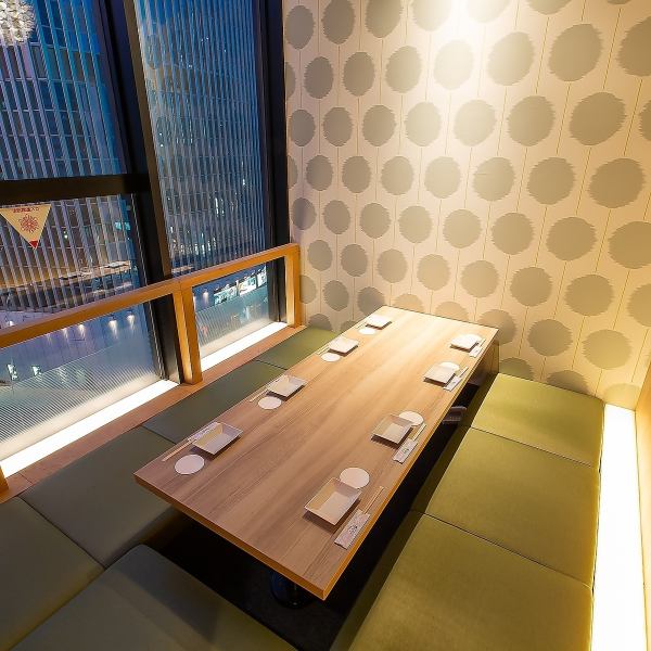 We offer comfortable private rooms where you can sit comfortably and enjoy your banquet in a relaxed environment.Enjoy a fulfilling time in a modern Japanese space illuminated by warm lighting.