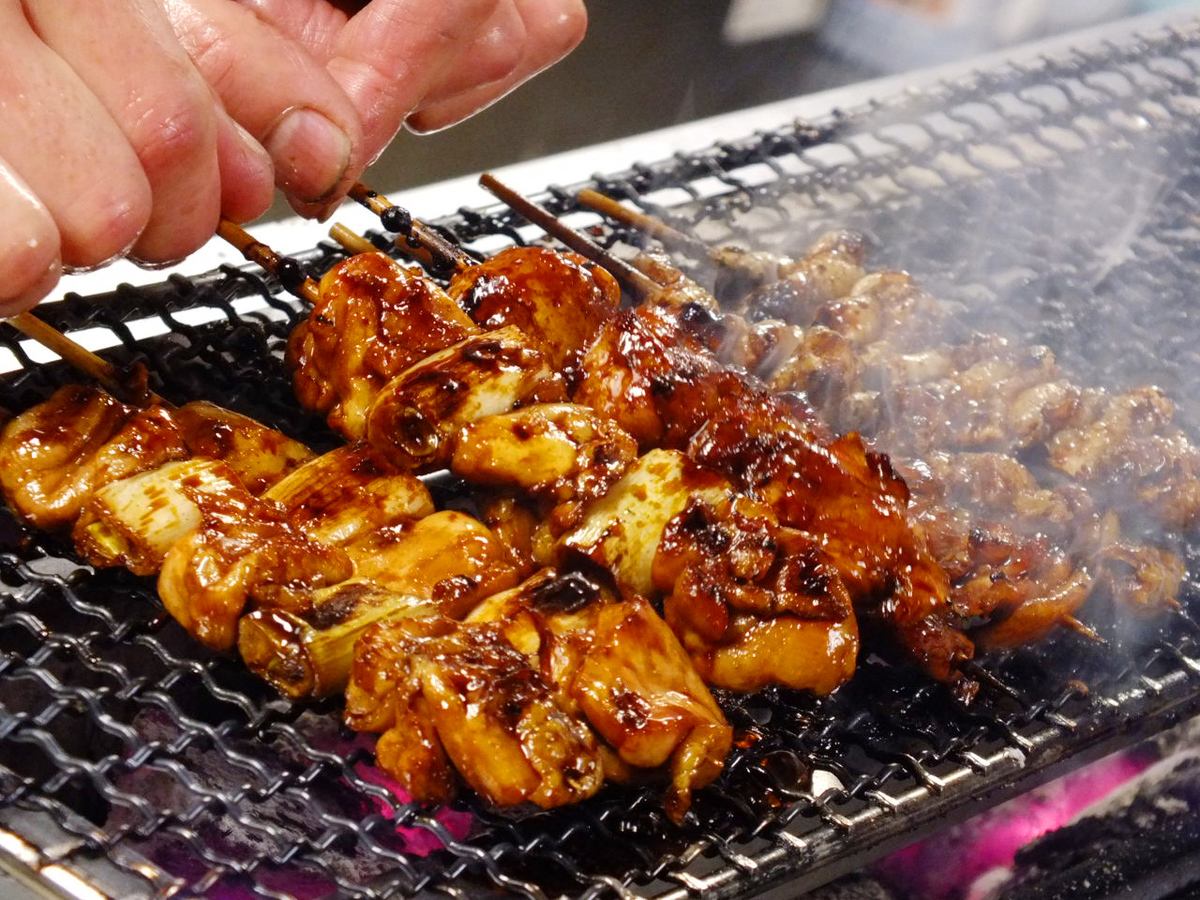 かぶと揚げ760円・焼き鳥1本150円～などお手頃価格で楽しめる◎