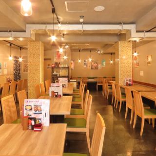 ソファーシートもあります。同僚やご友人との飲み会におすすめのお席です。繋げることで5名様以上でもご利用いただけます！