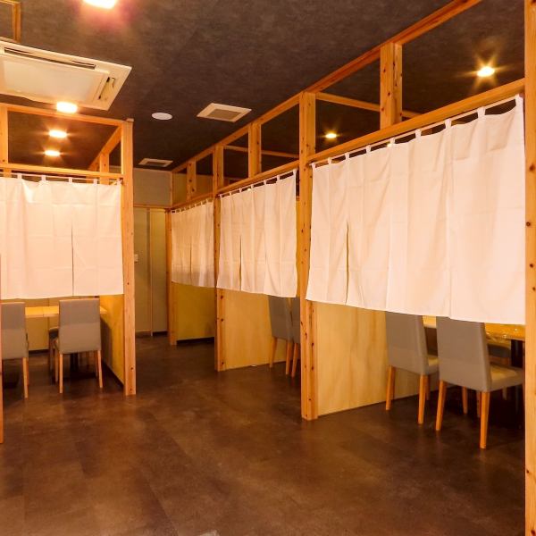 店内は白木を使用した「和」の雰囲気で統一！！接待はもちろん、大切な方との特別なシーンにもご利用いただける自慢の空間です！！個室+「和」の心地良い空間でごゆっくりとおくつろぎくださいませ♪
