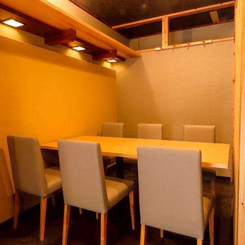 【個室6名様掛け×（1室）】ゆったりと寛げる広々とした空間。『各種宴会・接待』にオススメです。
