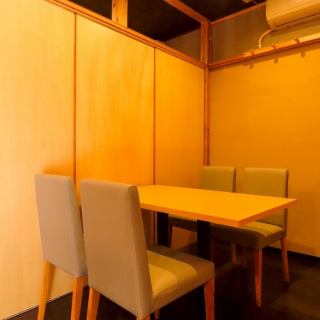 個室をご予約のお客様は、スタッフが各個室へご案内いたします。