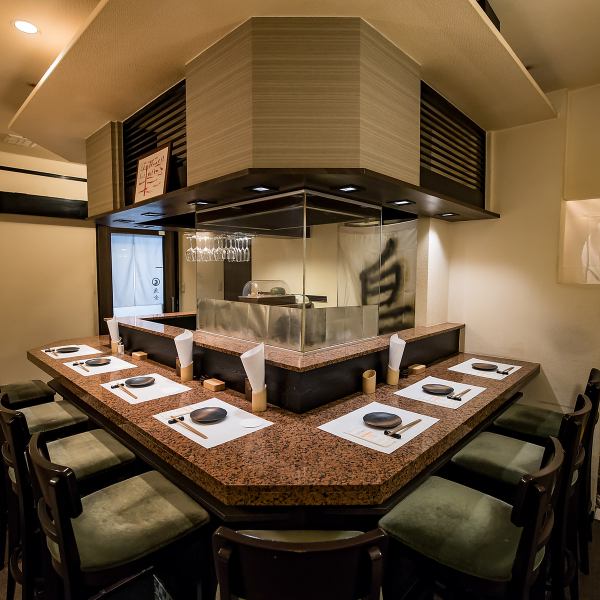 【カウンター席でコミュニケーションが取りやすい】目の前で繰り広げられる料理の数々に心が躍り、あなたの特別な時間を彩ります。賑やかでアットホームな雰囲気の中、友人や大切な人との語らいも楽しめること間違いなし。